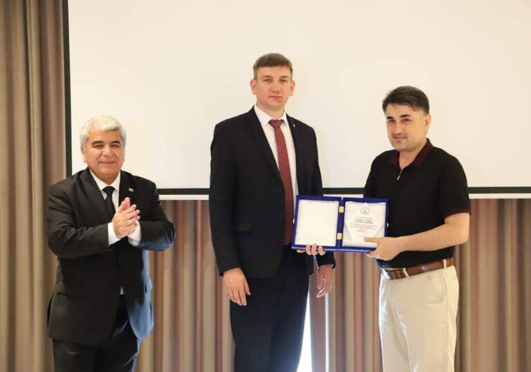 Awarding-the-statuette-for-the-best-product-provider